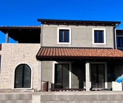 Maison moderne en pierre de deux étages à vendre à Poreč en Croatie