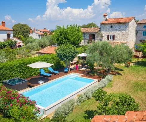 Isztria, Poreč: Felújított kőház medencével