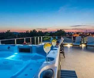 Villa v centre Vira luxusne vybavená s bazénom a strešnou terasou