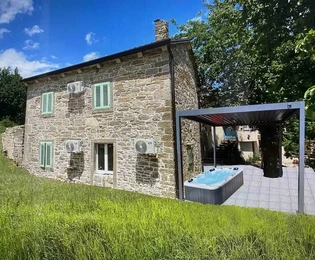 Istria, Sovinjak – Zrekonstruovany kamenny dom s dvorom