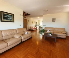 Višnjik - Amplio Apartamento de Dos Plantas 140 m² con Vista a la Ciudad