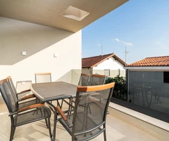 Zadar, Kozino, moderný dvojizbový apartmán s výhľadom na more
