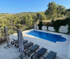 Appartamento duplex in vendita con piscina e vista mare in Croazia