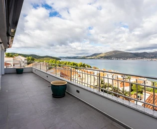 Vila na prodaju s panoramskim pogledom Okrug