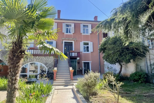 Casa de piedra renovada con vista al mar, a 300 m de la playa!