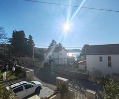 Vzácná příležitost! Omišalj - terasa a výhled na moře, 50 m k pláži!