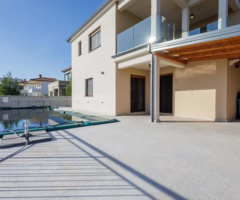 Istria, Labin, moderna villa istriana con piscina