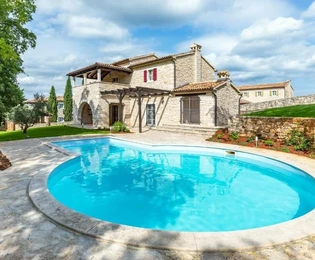 Centro di Parenzo: Elegante villa in pietra con piscina in vendita