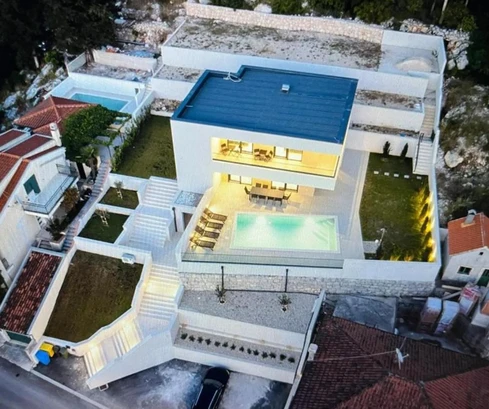 Villa moderna con piscina in vendita a Ploče Rogotin in Croazia