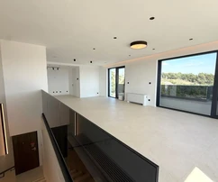 EXKLUZIVNÍ PENTHOUSE S PANORAMATICKÝM VÝHLEDEM NA MOŘE, NA ATRAKTIVNÍM MÍSTĚ, 400 M OD PLÁŽE!