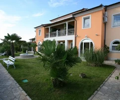 Istria, Medulin – Villa unica sulla spiaggia con potenziale di investimento
