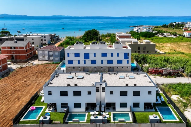 Top location! Modern apartment with pool and yard - 130 m from the beach
