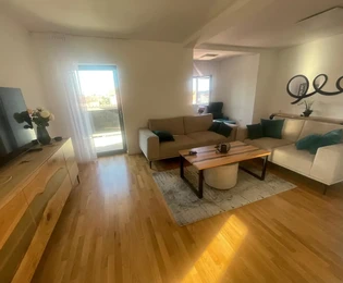 Vodice – Luxuriös renovierte und komplett möblierte Wohnung mit 4 Schlafzimmern – 500 m vom Strand entfernt