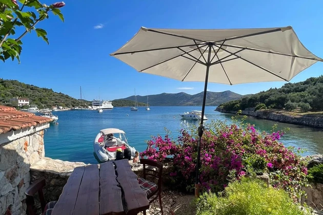 Mala Rava, casa e taverna in ottima posizione, prima fila sul mare