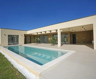 Istrie, Žminj, moderní novostavba s bazénem a solární elektrárnou