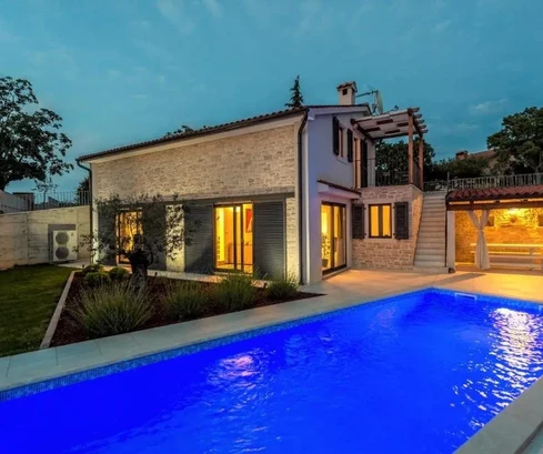Tinjan, Istria – Elegante villa con vista mare, piscina e ampio giardino