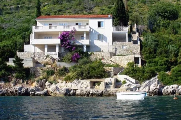 Kamenný dům u moře poblíž Dubrovníku
