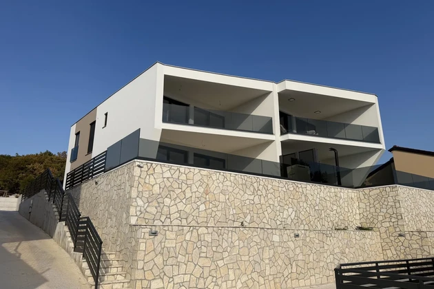 Jadranovo, luxus ikerház medencével, 197 m²