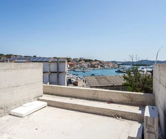 Moderní dvougenerační dům s bazénem na prodej v Jezeře v Chorvatsku