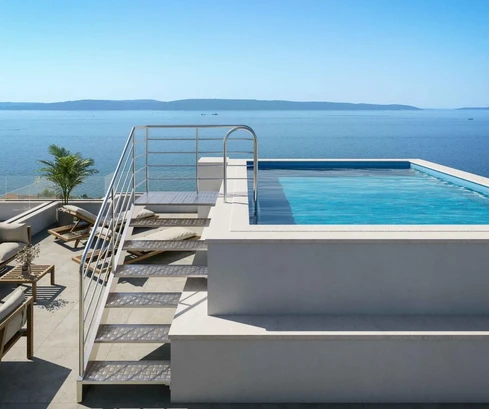 Attico in vendita con piscina e vista mare in Croazia