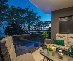 Villa proche du centre, équipée d'une piscine et d'une terrasse sur le toit