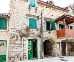 Kaštel Stari, kamienny dom blisko morza