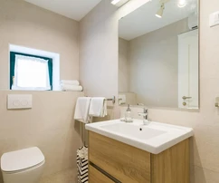 Villa in pietra con piscina e ampio terreno disponibile per l'acquisto in Croazia