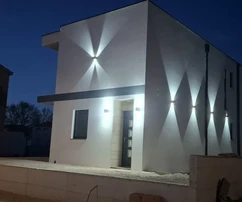 Novostavba, blízko centra a všetkých služieb s výhľadom na more