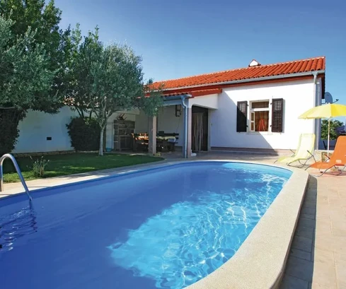 Marčana, Peruški: Villa de piedra recién renovada con piscina en venta