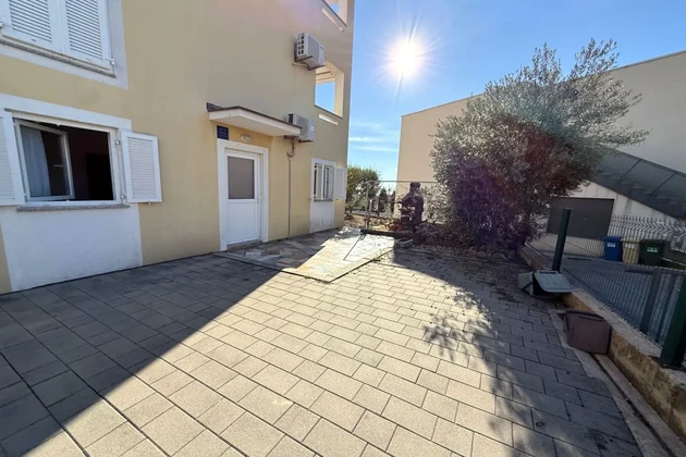 APPARTEMENT AVEC JARDIN, DANS UN EMPLACEMENT ATTRACTIF, À 300 M DE LA MER !