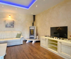 Moderní kamenná vila s bazénem na prodej v Tinjanu v Chorvatsku