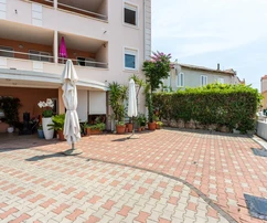 Apartmanokkal rendelkező ház eladó Novalja központjában Horvátországban