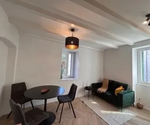 K. Štafilić, dwukondygnacyjny bliźniak o powierzchni 60 m2, świeżo wyremontowany, 80 m od morza, centrum