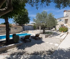 Istria, Smoljanci, Svetvinčenat, autentyczny kamienny dom z basenem i ogrodem