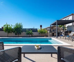 Istrien, Liznjan, schöne Wohnung 117 m² mit Pool und privatem Garten