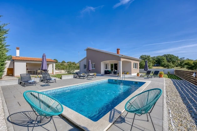 Istria, zona de Poreč, casa independiente con piscina en venta