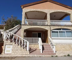 Két szép külön apartmannal rendelkező ikerház, 50 méterre a tengertől