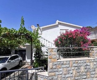 Půvabný dům u moře se zahradou v Rogoznici