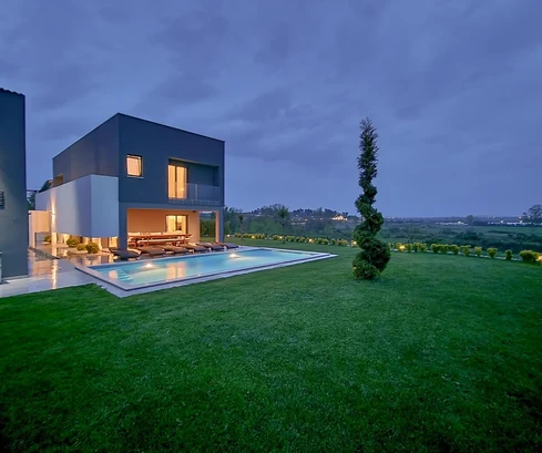 Medencés otthon várja új tulajdonosát Zemunik Donjiban Horvátországban