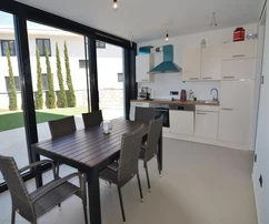 EXKLUZÍV VILLA MEDENCÉVEL ÉS PANORÁMÁS TENGERRE NÉZŐ KILÁTÁSSAL, 200 M-RE A PARTTÓL!