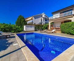 Krk, Punat, dom wolnostojący z dwoma apartamentami o powierzchni 100 m² każdy, studio, basenem, garażem i sauną