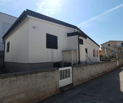 Vysoké prízemie s priestrannou záhradou, 100 metrov od mora