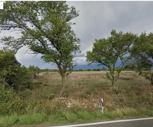 Terreno edificabile lungo la strada principale Žerava, a 8 km da Zara