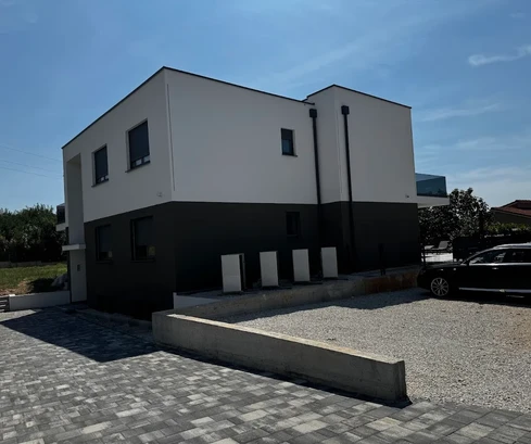 Istrien, Porec: Erdgeschosswohnung mit Pool