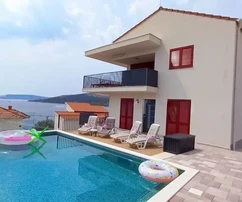 Seget Vranjica, 2 hálószobás, 100 m2-es apartman, mindössze 60 m-re a tengertől és a strandtól, kilátással