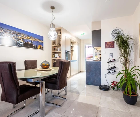 Split, Pujanke, piso de tres habitaciones con vistas al mar y terraza, completamente renovado