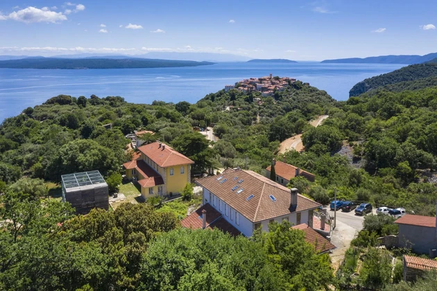 Cres, Beli, opportunità di investimento, pensione con 13 camere, appartamento del proprietario, 14 bagni, ristorante