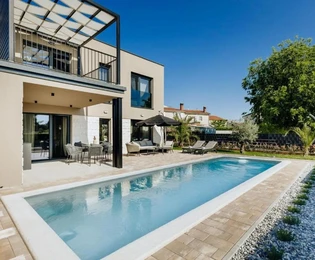 Casa moderna completamente attrezzata con piscina in vendita a Tar-Vabriga in Croazia