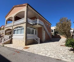 Dvojdom s dvoma peknými samostatnými apartmánmi 50 metrov od mora