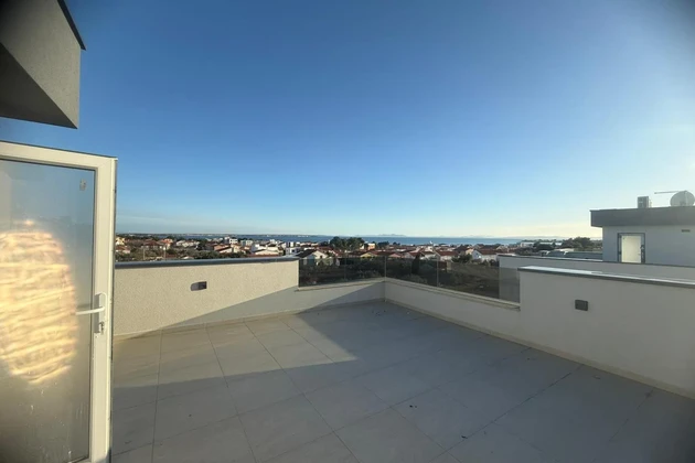 Vir, apartamento de tres habitaciones con terraza en la azotea y vista al mar